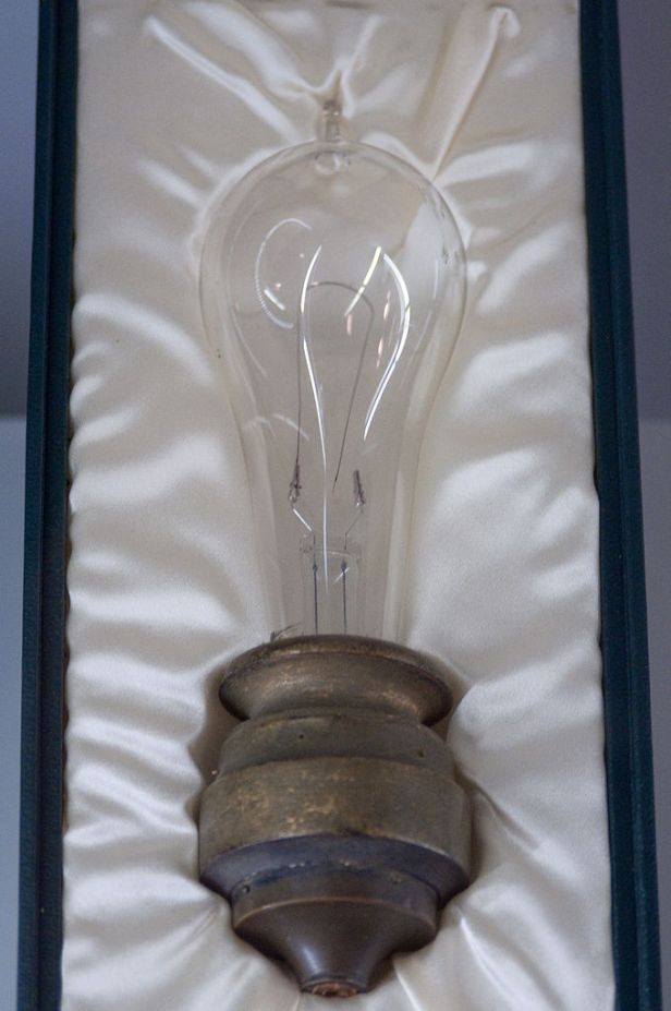 680px-edison_lightbulb_musc3a9e_des_lettres_et_manuscrits